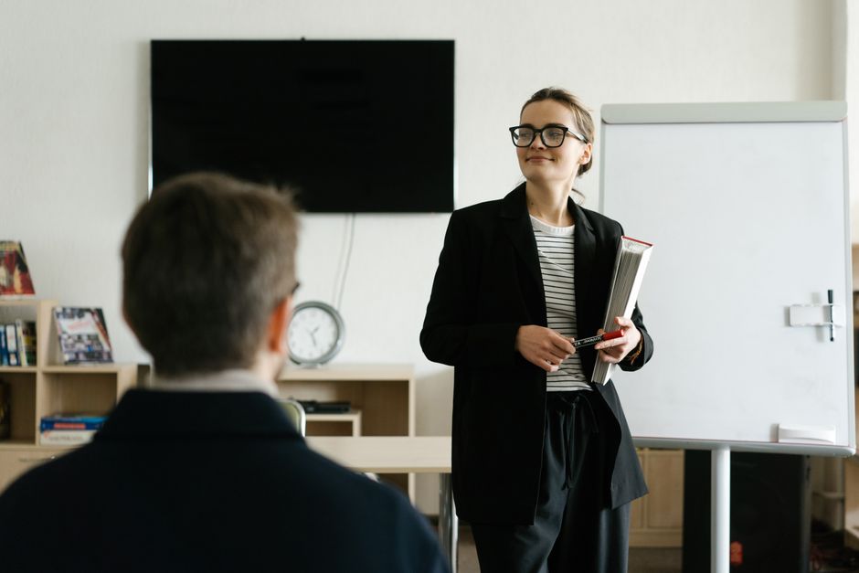 Team arbeitet gemeinsam an einer Marketing-Strategie für Online Marketing Kurse